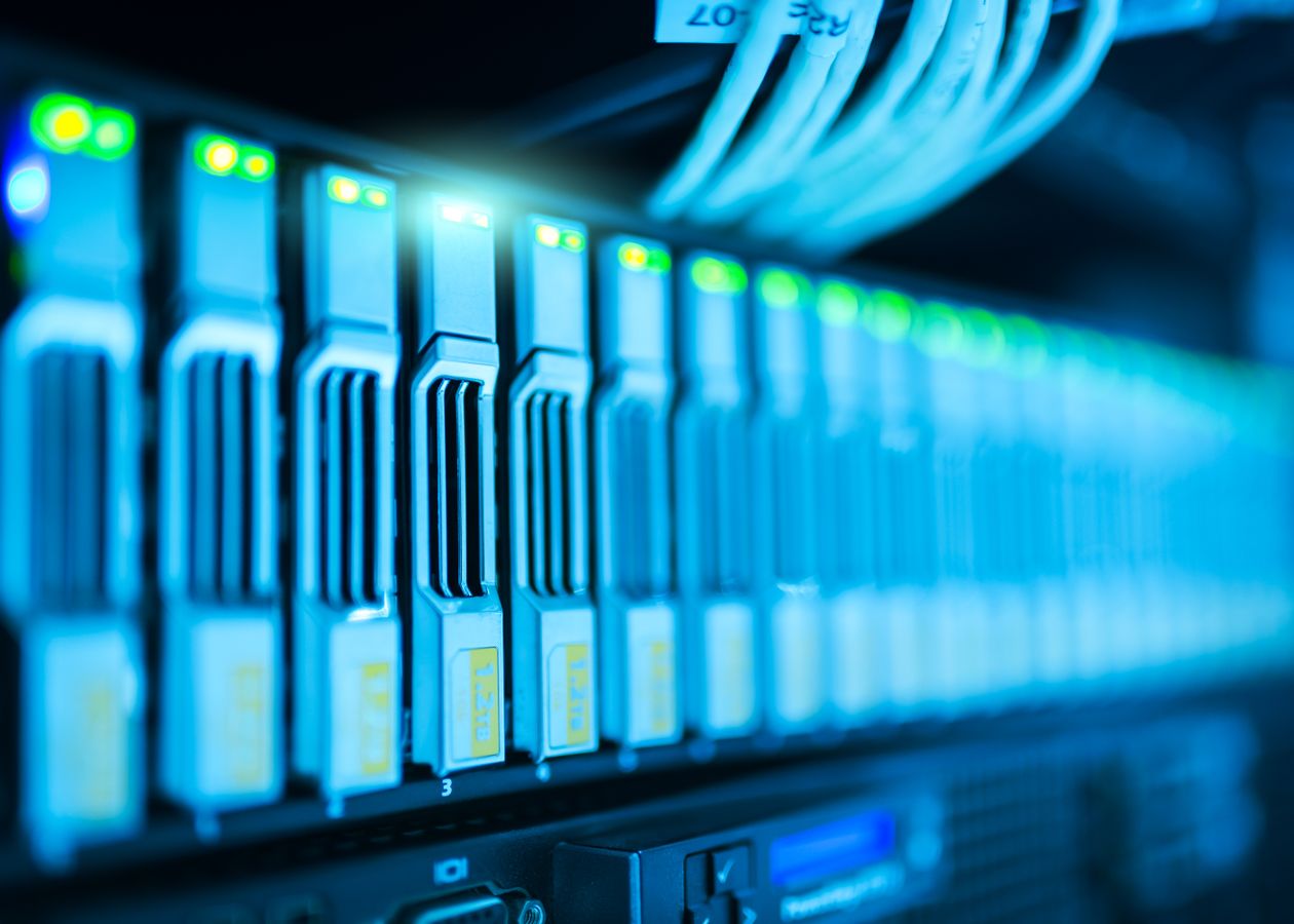 Rack de servidores en datacenter — infraestructura dedicada
