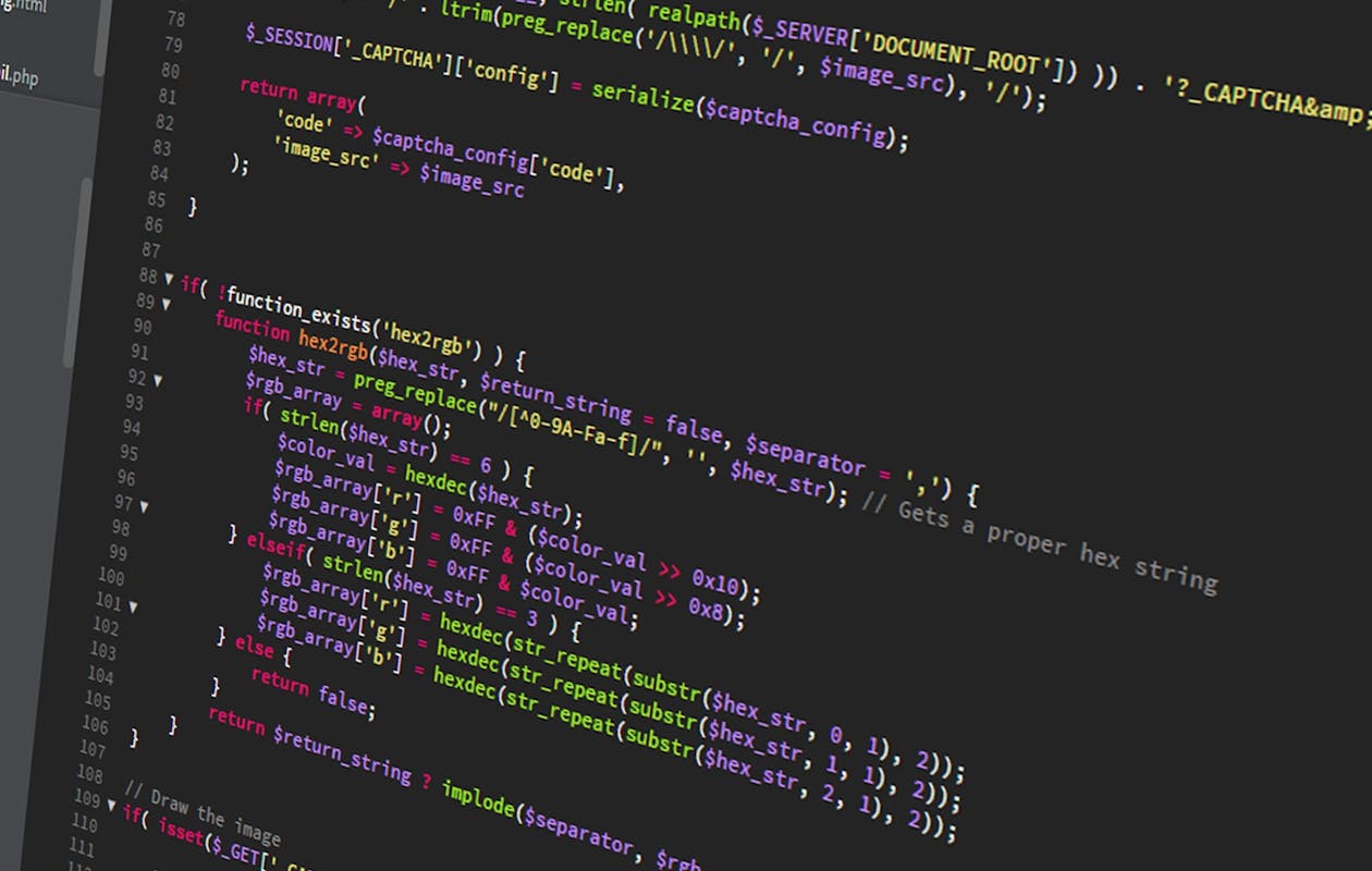 Equipo de PalmaWebs desarrollando código en pantalla